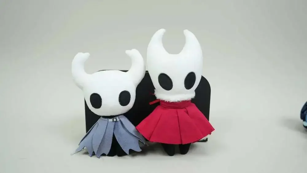 Hollow Knight Plushie：The Knight & Hornet Plush Doll - Gift for Silksong Fans